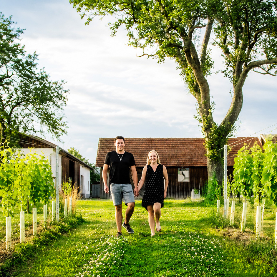 Weingut Greindl – Weinbau mit Mut und neuen Ideen Stephan und Andrea Greindl bei der Arbeit im Weingarten in Naarn im Machland